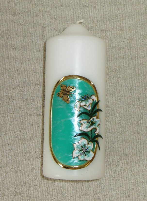 A16 - Ovál s liliemi a motýlem - Velikost svící: vel. 5 rozměr 26 x 6,5 cm