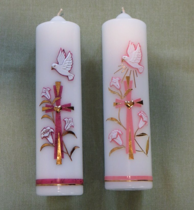B29 - Kříž, lilie a holubice - Velikost svící: vel. 4 rozměr 21 x 6,5 cm