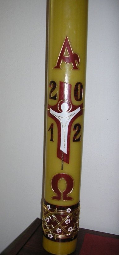 C41b - Kristus a kříž bílý - Velikost paškálu: 7 kg rozměr 105 x 10 cm